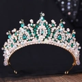 Détail d'un diadème baroque doré orné de pierres vert foncé et de strass étincelants - Ton Or Strass Vert Avec Perles