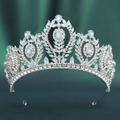 Detailansicht der Brautkrone mit hellblauen Opalen und Kristall-Strasssteinen - Dickes Silber Weißer und Grüner Strass