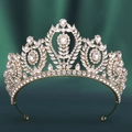 Makroaufnahme einer goldenen Barock-Hochzeitskrone mit funkelnden Markise-Strasssteinen - KC Gold Weißer Strass