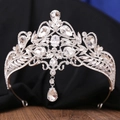 Dettaglio macro della corona da sposa barocca con cristalli e ciondolo a goccia - Base Argento Strass Chiaro & Zircone