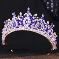 Detailansicht der royalblauen Kristalltropfen und der goldfarbenen Brautkrone - Goldton Blauer Strass Mit Perlen