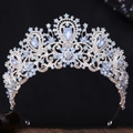 Detailansicht der luxuriösen Brautkrone in Silber mit hellblauen Strass-Schmucksteinen - Silber mit blauem Gelee-Strass