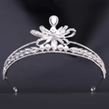 Dettaglio di corona nuziale in argento con zirconi brillanti e perle eleganti - Argento Zircone Bianco Perla