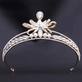 Dettaglio della corona da sposa dorata con zirconi AAA e perle bianche rotonde - Oro Zircone Bianco Perla