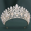 Dettaglio della tiara barocca dorata con zirconi a taglio marquise e rotondi brillanti - Base oro con strass trasparenti