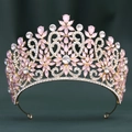 Detailansicht der rosa Kristall-Strasssteine und der goldenen Barock-Krone Handwerkskunst - Goldbasis mit rosa Jelly-Strasssteinen