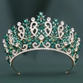 Detailaufnahme der Barock-Tiara in Gold mit smaragdgrünen Kristallen und Blumen-Design - Goldbasis mit grünen Strasssteinen