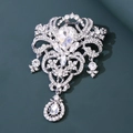 Vue détaillée d'une broche vintage argentée avec pendentif goutte et cristaux - Argent/Strass Blanc