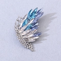 Spilla ad ala di farfalla placcata in oro con cristalli blu sfumati e pietre marquise - Blu Lago & Argento