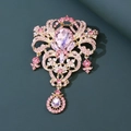 Détail de la broche baroque vintage avec cristaux roses et pendentif goutte violette - Ton Or KC / Strass Rose