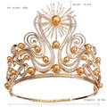 Vista detallada de corona barroca dorada con diamantes de imitación y perlas champán - KC Oro Strass Blanco + Perla Dorada