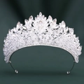 Dettagli macro di una lussuosa corona da sposa con cristalli scintillanti su fondo verde - Argento Spesso Strass Bianco