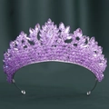 Gros plan des cristaux violets et des strass marquises sur la base d'une couronne argentée - Base Argent Cristal Strass Violet