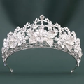 Dettaglio della lussuosa tiara da sposa con foglie di cristallo e dettagli in strass - Argento