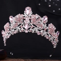 Dettaglio ravvicinato della corona di cristalli rosa con montatura in argento e motivi ad ali - Tono Argento Strass Bianco E Rosa Chiaro