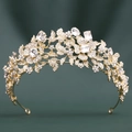 Elegantes goldenes Diadem mit weißen Kristallen und Blumenmustern auf grünem Grund - KC Gold Weißer Strass