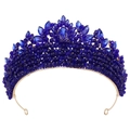 Détail macro d'une couronne dorée de luxe avec cristaux bleu foncé et perles élaborées - Base Or KC Strass Bleu Royal