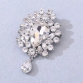 Dettaglio di spilla vintage in cristallo con strass a pera e pendente a goccia lucido - Argento con Strass Bianchi
