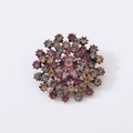 Dettaglio macro della spilla floreale a dente di leone con cristalli vintage champagne - Oro Antico Tarassaco Multicolore