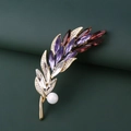 Detalle del broche de espiga dorada con cristales púrpuras y una perla blanca - Púrpura (Base Dorada)