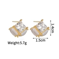 Détail de boucles d'oreilles zircon carré sur base crème, dimensions 1,4 cm par 1,5 cm - Style Cube de Sucre Géométrique (S-E1040)