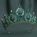 Dettaglio della tiara barocca da sposa con cristalli verde smeraldo e finitura bronzo - Oro KC Cristallo Verde Pavone