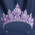 Elegante tiara in argento con cristalli viola su un lussuoso sfondo di velluto blu - Base Argento Cristallo Viola