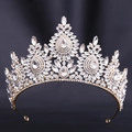 Dettaglio macro di corona da sposa dorata con pietre di cristallo e lavorazione fine - Oro KC Strass Bianchi