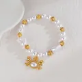 Vue détaillée du pendentif crabe incrusté de perles sur bracelet perle océan - Crabe