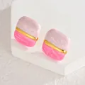 Détail macro de boucles d'oreilles carrées avec texture marbre rose et blanc sur pierre - Rose