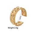 Makro-Detail des goldenen verstellbaren Rings mit Steppmuster und Perlenrand - Gestepptes Gittermuster (r740-b)