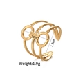 Detailansicht eines goldenen geometrischen Rings mit Schleife und Maßen von 2cm x 1,8cm - Mehrlagiger Schleifenstil (r738-a)