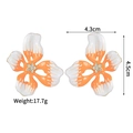 Detalle de pendientes de flor esmaltada con medidas 4,3cm por 4,5cm y peso de 17,7g - Naranja