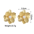 Detalle de pendientes de flores doradas con perla central y acabado de metal cepillado - Forma de Flor Dorada (S-E1052)