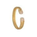 Dettaglio di un bracciale dorato a forma di C con texture e perle bianche sui terminali - Stile Perla Dorata