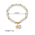 Détail d'un bracelet en perles avec pendentif marguerite blanche et mesures affichées - Bracelet Billes Dorées avec Charm Fleur (1094-si)