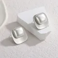 Vue macro de boucles d'oreilles carrées en argent avec perle sur support géométrique - Style Perle Carrée (S-E1062) / Couleur Acier