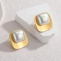 Gros plan de boucles d'oreilles carrées en perles avec monture en métal doré mat - Style Perle Carrée (S-E1062) / Doré