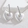 Detail von herzförmigen Perlenohrringen mit Silberstab und klarem Zirkonia-Anhänger - Stahlfarbe