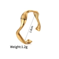 Minimalistischer gewellter offener Ring aus 14K vergoldetem Edelstahl in Mattoptik - Matte Unregelmäßige Welle (r739-c)
