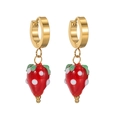 Boucles d'oreilles fraises dorées à la mode avec émail rouge et détails à pois blancs - Fraise