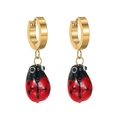 Détail des boucles d'oreilles coccinelle dorées avec émail rouge et noir éclatant - Grande Coccinelle
