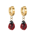 Vue détaillée de boucles d'oreilles créoles dorées avec breloques coccinelles rouges - Petite Coccinelle