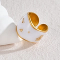Dettaglio anello largo dorato con smalto bianco e scaglie di foglia d'oro incastonate - Stile Onda Larga (R850) / R850-Bianco