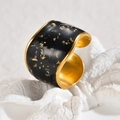 Dettaglio anello in smalto nero con foglia d'oro su base di marmo bianco liscio - Stile Onda Larga (R850) / R850-Nero