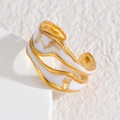 Dettaglio macro dell'anello dorato a onde con smalto bianco e scaglie di foglia d'oro lucide - Stile Doppia Layer Medio (R851) / R851-Bianco