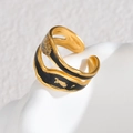 Dettaglio anello largo dorato ondulato con smalto nero e inserti in foglia d'oro puro - Stile Doppia Layer Medio (R851) / R851-Nero