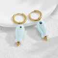 Dettaglio di cerchi dorati con ciondoli a pesce in ceramica azzurra per orecchini stile mare - Stile Pesce Blu Lago (S-E1118-hulan)