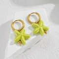 Détail de boucles d'oreilles étoile de mer jaune-vert avec anneaux dorés et émail céramique - Style Étoile de Mer Vert (S-E1119-lv)