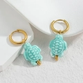 Vue détaillée des boucles d'oreilles tortue dorées avec coque en céramique bleue - Style Tortue Turquoise (S-E1120-lansong)